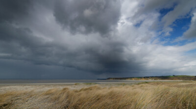 Un grain arrose la côte : le vent court dans la dune