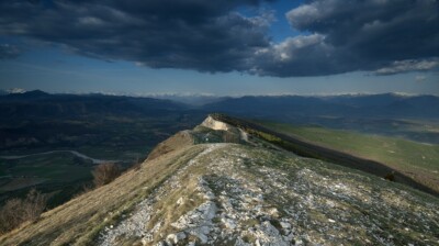 L'éperon dans les nuages