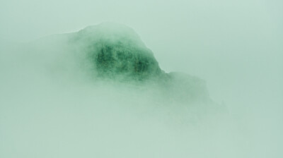 Un monstre de roches dans la brume